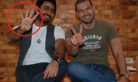 تامر حسني واشارة رابعة صورة تامر حسني يرفع اشارة رابعة العدوية