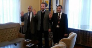 رئيس البوسنة يرفع شارة رابعة 300x157 صورة رئيس البوسنة يرفع شارة رابعة