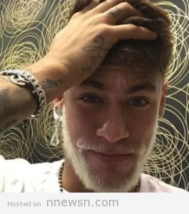 Neymar white beard happy new year 2015 265x300 نيمار يخلع ملابسه بالكامل و يظهر عارياً في مباراة اصدقاء ساو باولو و اصدقاء نيمار ليهديها للجماهير و يظهر بدقن ابيض